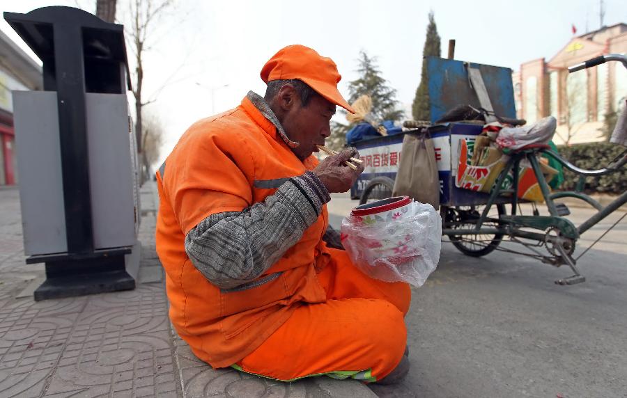 輸送帶廠家：暖心！老人高溫下賣菜城管買下送環(huán)衛(wèi)工
