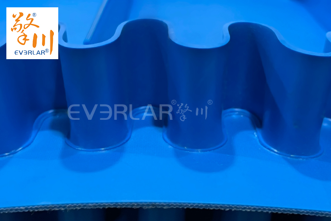 藍(lán)色啞光PU輸送帶加擋板裙邊導(dǎo)條食品級(jí)自動(dòng)化生產(chǎn)線定制提升機(jī)工業(yè)皮帶