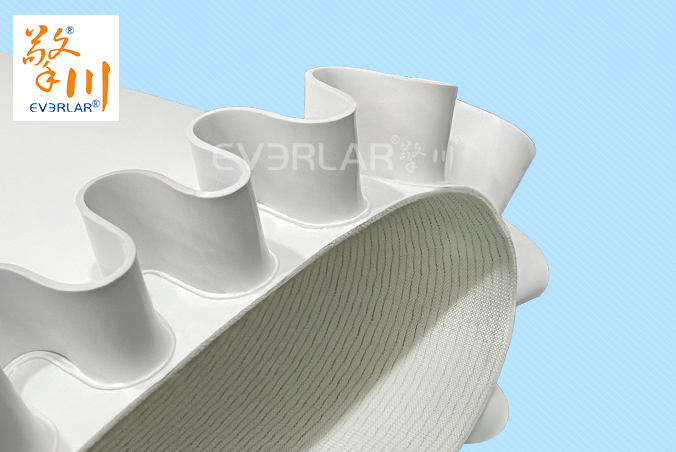 白色PU輸送帶加裙邊耐磨耐磨食品級行業(yè)傳送帶聚氨酯皮帶定制