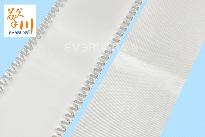 白色PU輸送帶加裙邊耐磨耐磨食品級行業(yè)傳送帶聚氨酯皮帶定制