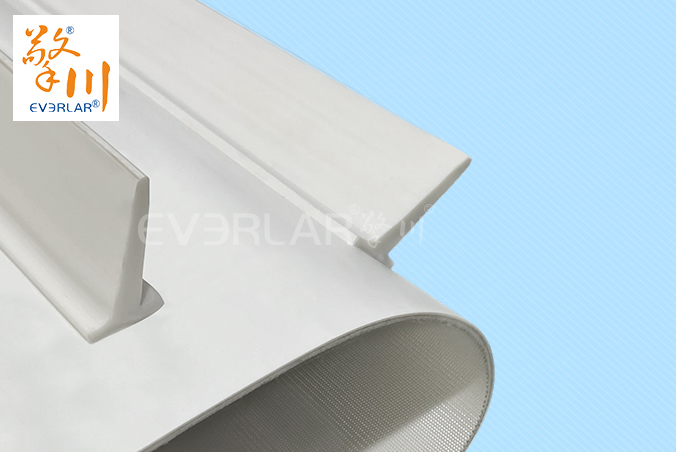 食品級(jí)白色PU輸送帶加擋板防滑落耐磨食品包裝分揀線(xiàn)傳送帶定制